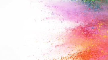 Beyaz arka planda izole edilmiş süper yavaş renkli barut patlaması. Yüksek hızlı sinema kamerası, 1000fps.