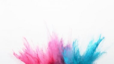 Beyaz arka planda izole edilmiş süper yavaş renkli barut patlaması. Yüksek hızlı sinema kamerası, 1000fps.