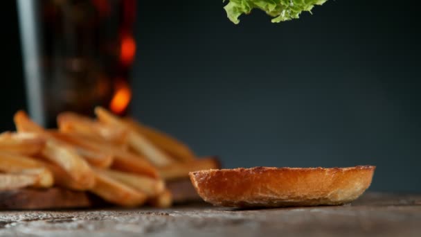 Super Cámara Lenta Apilar Trozos Hamburguesa Con Queso Filmado Cámara — Vídeos de Stock