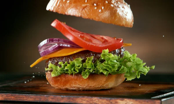 배경에는 맛있는 햄버거 날으는 컨셉트 — 스톡 사진