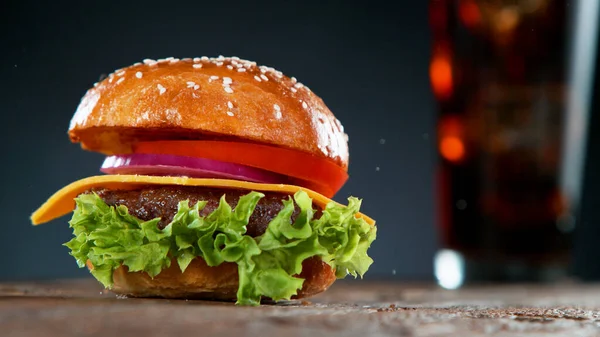Домашній Гамбургер Салатом Сиром Подається Дерев Яній Дошці — стокове фото