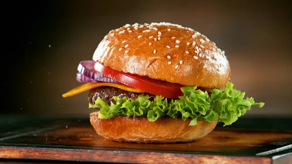 土制汉堡包 生菜和奶酪 用木板做的 — 图库照片