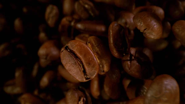 Rostade Kaffebönor Flyger Upp Luften Frysa Rörelse — Stockfoto
