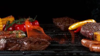 Izgara ızgarasında et ve sebze karışımı süper yavaş çekimde. Yüksek hızlı kamera, 1000 fps.