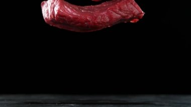Masaya düşen uçan çiğ biftek parçaları. Yüksek hızlı sinema kamerası, 1000 fps..