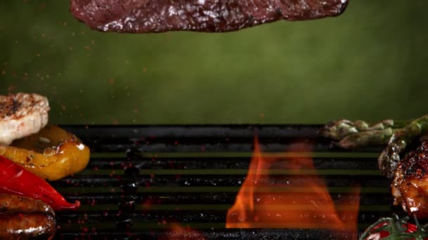 Super Cámara Lenta Carne Res Cayendo Parrilla Con Fuego Hierba — Vídeos de Stock