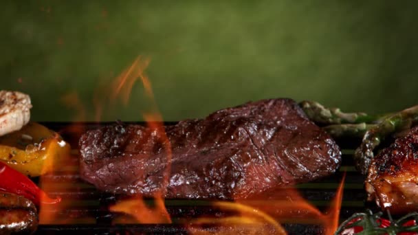 牛肉牛排在烤架上的超级慢动作 与火隔离 黑色背景 用高速摄像机拍摄 每秒1000帧 — 图库视频影像