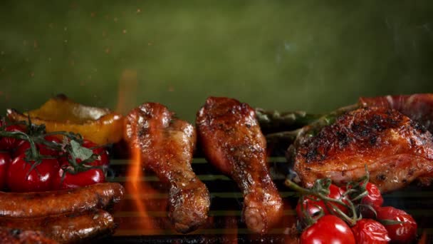 Super Câmera Lenta Pernas Frango Grelha Com Fogo Grama Fundo — Vídeo de Stock