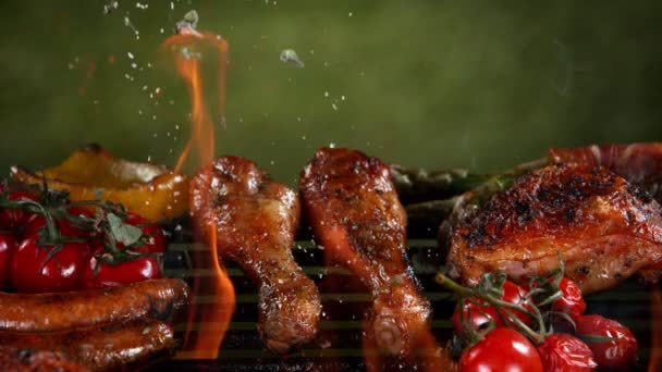 Super Zeitlupe Der Hühnerkeulen Auf Dem Grill Mit Fallenden Kräutern — Stockvideo