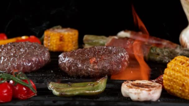 Gerakan Lambat Jatuh Steak Hamburger Panggangan Difilmkan Pada Kamera Bioskop — Stok Video