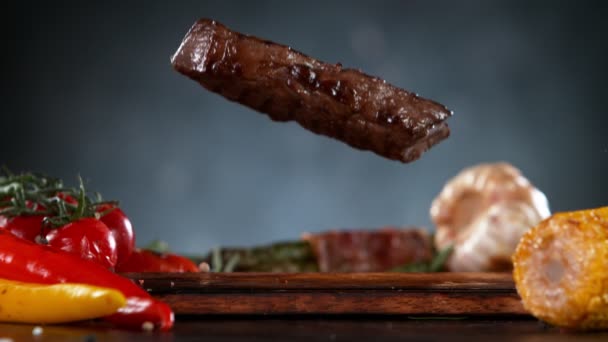 Des Morceaux Volants Steaks Bœuf Grillés Tombant Sur Table Filmé — Video