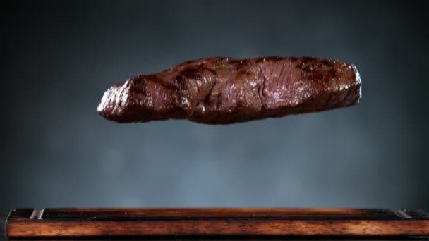 Létající Kus Grilovaného Hovězího Steaku Padající Stůl Kořením Natočeno Vysokorychlostní — Stock video