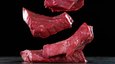 Çiğ biftekler taş masaya düşüp pişmeye hazır. Metin için boş alan.