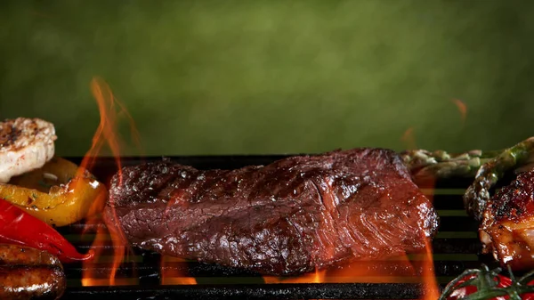 Blandat Läckert Grillat Kött Med Grönsaker Med Eld Gräs Bakgrunden — Stockfoto