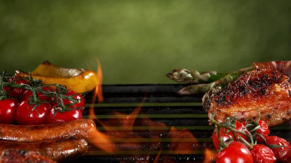 Assorted Delicious Grilled Meat Vegetable Fire Grass Background Free Space — Stock Photo, Image