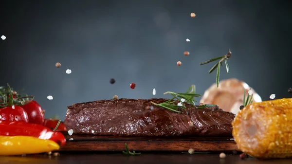 Geroosterde Biefstuk Geserveerd Houten Plank Klaar Eten Vrije Ruimte Voor — Stockfoto