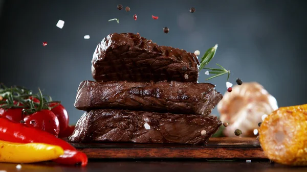 Roastbeef Steaks Serviert Auf Holzbrett Fertig Zum Essen Freiraum Für — Stockfoto