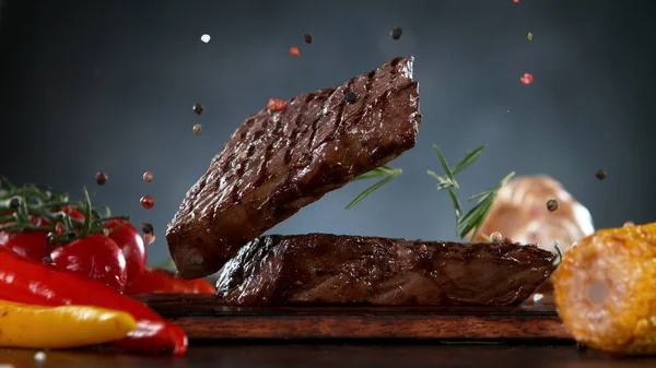 Geroosterde Biefstuk Geserveerd Houten Plank Klaar Eten Vrije Ruimte Voor — Stockfoto