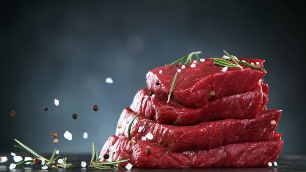 Rohe Rindersteaks Auf Steintisch Fertig Zum Kochen Freiraum Für Text — Stockfoto