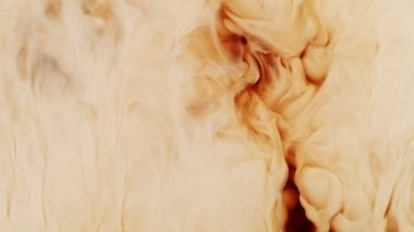 Kahve içeceğinin içine süt koymanın çok yavaş bir yolu. Yüksek hızlı sinema kamerası, 1000 fps..