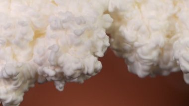 Kahve içeceğinin içine süt koymanın çok yavaş bir yolu. Yüksek hızlı sinema kamerası, 1000 fps..