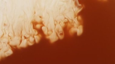 Kahve içeceğinin içine süt koymanın çok yavaş bir yolu. Yüksek hızlı sinema kamerası, 1000 fps..