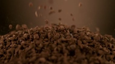 Yığının üzerine hazır kahveyi koymanın süper yavaş çekimi. Yüksek hızlı sinema kamerası, 1000fps.