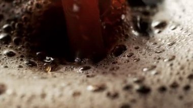 Detaylı olarak kahve doldurmanın süper yavaş çekimi. Yüksek hızlı sinema kamerası, 1000fps.