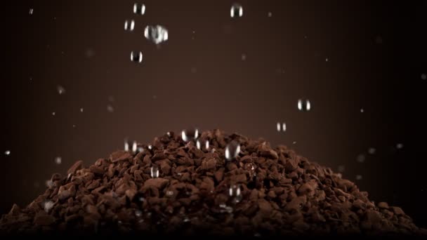 在速溶咖啡堆上滴滴的超级慢动作 用高速摄像机拍摄 每秒1000英尺 — 图库视频影像