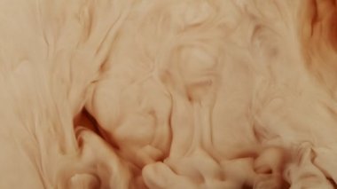 Kahve içeceğinin içine süt koymanın çok yavaş bir yolu. Yüksek hızlı sinema kamerası, 1000 fps..