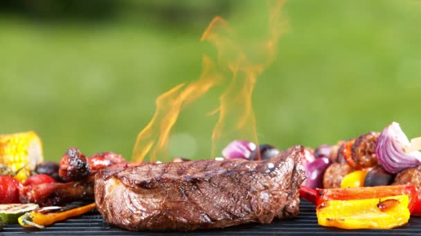 Super Câmera Lenta Bife Grelha Com Fogo Grama Fundo Filmado — Vídeo de Stock