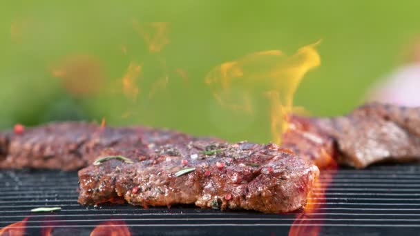 Super Cámara Lenta Carne Res Parrilla Con Fuego Hierba Fondo — Vídeo de stock