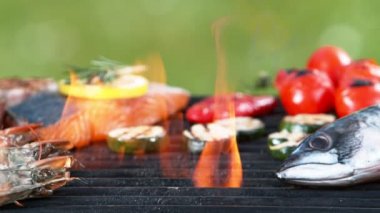 Izgara ızgarasında deniz ürünleri, balık ve sebze karışımı süper yavaş çekimde. Yüksek hızlı kamera, 1000 fps.