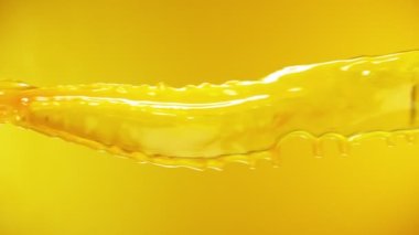 Turuncu arka planda çok yavaş portakal sıçraması. Yüksek hızlı sinema kamerası, 1000 fps..