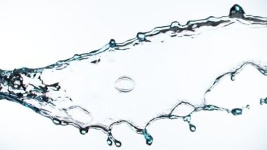 Beyaz arka planda izole edilmiş çok yavaş su sıçratma hareketi. Yüksek hızlı sinema kamerası, 1000 fps..