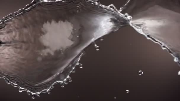 Супер Повільний Рух Розбризкування Води Ізольовано Темному Тлі Знімається Високошвидкісній — стокове відео