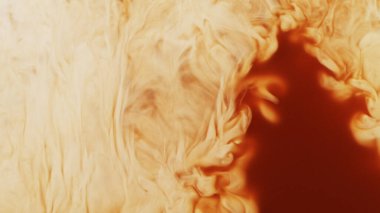 Süt, kahve içeceğine dökülüyor. Doku içecekleri karıştırılıyor