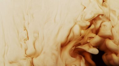 Süt, kahve içeceğine dökülüyor. Doku içecekleri karıştırılıyor