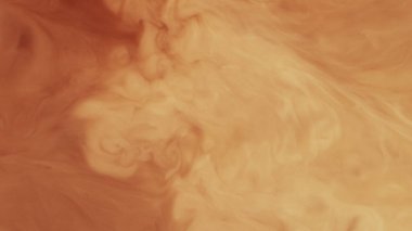 Süt, kahve içeceğine dökülüyor. Doku içecekleri karıştırılıyor