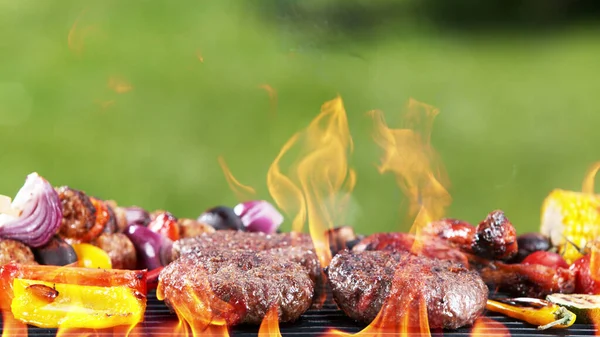 Assortiment Délicieux Hamburgers Grillés Avec Des Légumes Barbecue Grill Extérieur — Photo