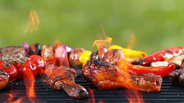 Dipanggang Lezat Daging Kaki Ayam Dengan Sayuran Campuran Barbekyu Outdoor — Stok Foto