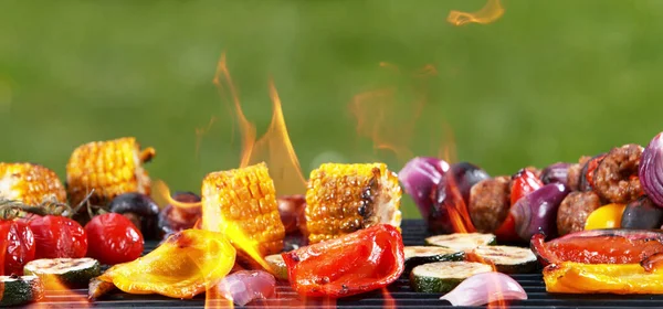 将美味的烤蔬菜放在有火的烤架上 户外花园烧烤背景 — 图库照片