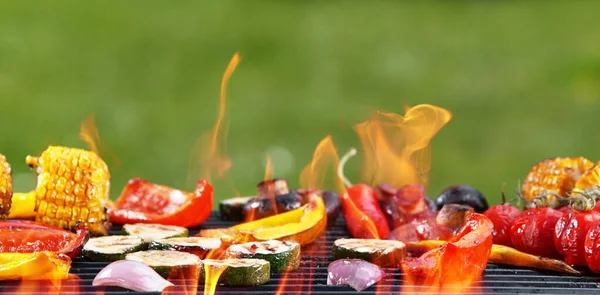 Różne Pyszne Grillowane Warzywa Umieszczone Grillu Ogniem Ogród Zewnątrz Grill — Zdjęcie stockowe