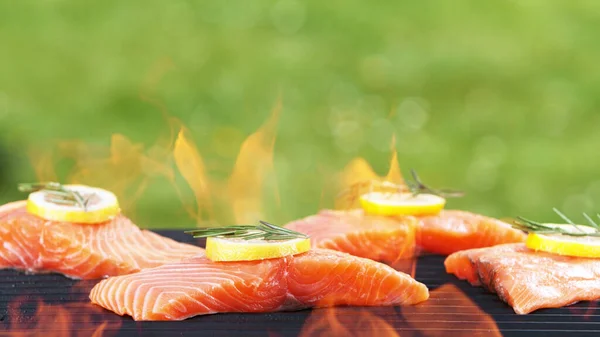 Raw Läckra Grillade Laxbiffar Placeras Grill Närbild Färskt Kött Brinner — Stockfoto