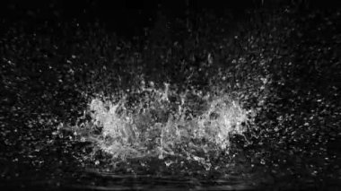 Siyah arka planda izole edilmiş çok yavaş su sıçratma hareketi. Yüksek hızlı sinema kamerası, 1000 fps..