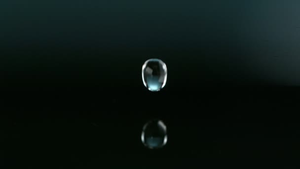Super Langzame Beweging Van Druppelende Waterdruppel Gefilmd Met Macro Lens — Stockvideo