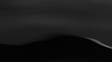 Karanlık su dalgalarını çok yavaş hareket ettiriyor. Yüksek hızlı sinema kamerası, 1000 fps..