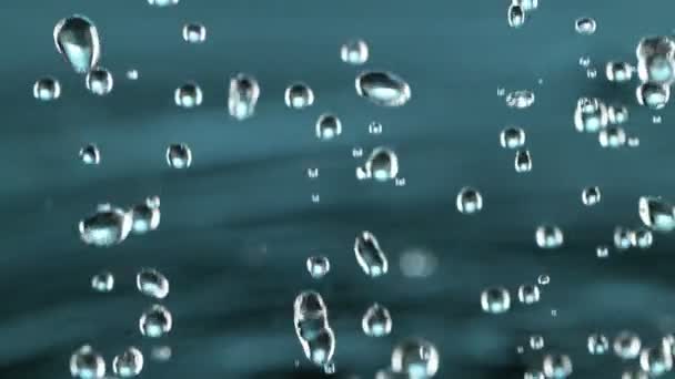 Super Langzame Beweging Van Druppelend Water Geïsoleerd Blauwe Achtergrond Gefilmd — Stockvideo