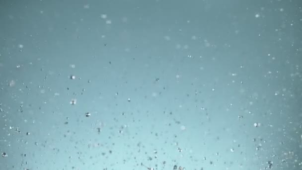 Super Pomalý Pohyb Stříkající Vody Izolované Modrém Pozadí Natočeno Vysokorychlostní — Stock video