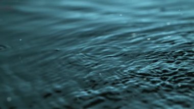 Suyun süper yavaş akışı detaylıca düşüyor. Yüksek hızlı sinema kamerası, 1000 fps..